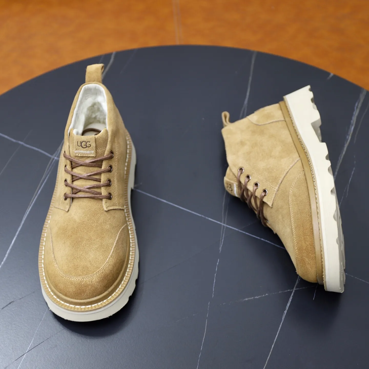 Ex-factory price: 640💰Thick wool imported from Australia Brand: UGG genuine purchasing agent Size: 39-45 Grade: Official website 1:1 Material: First layer of genuine leather waterproof and antifreeze upper Real wool lining Original non-slip soft wear-resistant outsole Style category: Men's casual shoes Trendy style Comfortable on the feet Color: Official website color synchronization